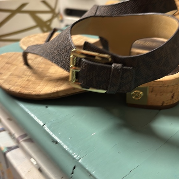 Women’s sandals does not have tags, but they have never been worn - Picture 3 of 9